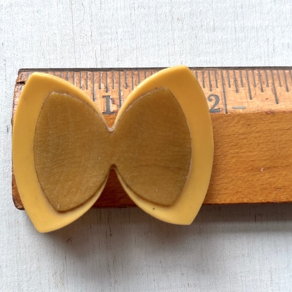 Vintage 30's Celluloid Bow Tie Butterfly Brooch Romantic Layered 2 Tone Yellow - Picture 8 of 10